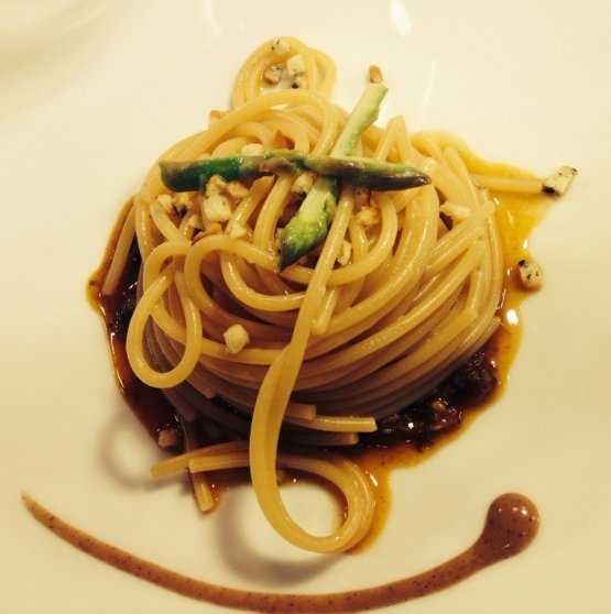 Spaghettoni al grano Matt, coda di bue, luppolo selvatico e orzo, menzione piatto salato di Luca Caviola de L' Chimpl da Tamion a Vigo di Fassa (Trento)