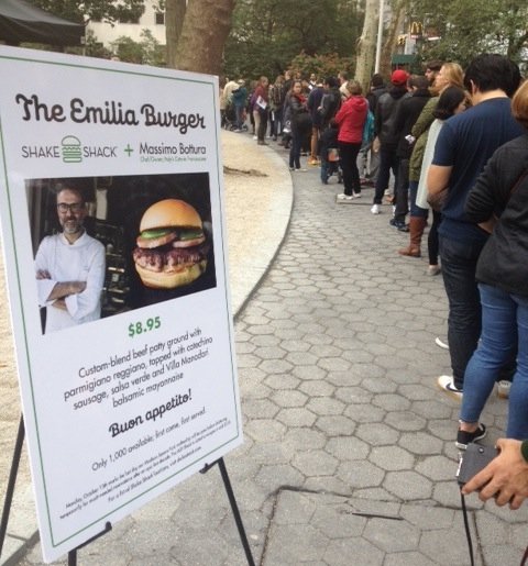 La coda ordinata di Madison Park. Ingredienti dell'hamburger Emilia: carne di manzo, parmigiano reggiano, salsa verde, salsiccia di cotechino e maionese balsamica con aceto balsamico