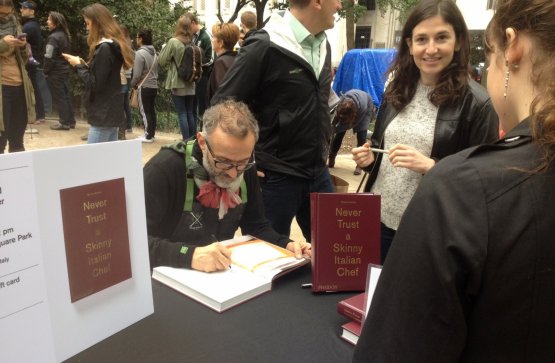  In the park, the chef signs copies of "Never trust a skinny Italian chef" (Phaidon), "my first book in 28 years"