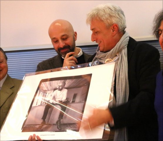 Luciano Bertello gives the award to Romito for his role in the valorisation of the "territory in the kitchen", in this case, Abruzzo (photo by Bruno Murialdo)