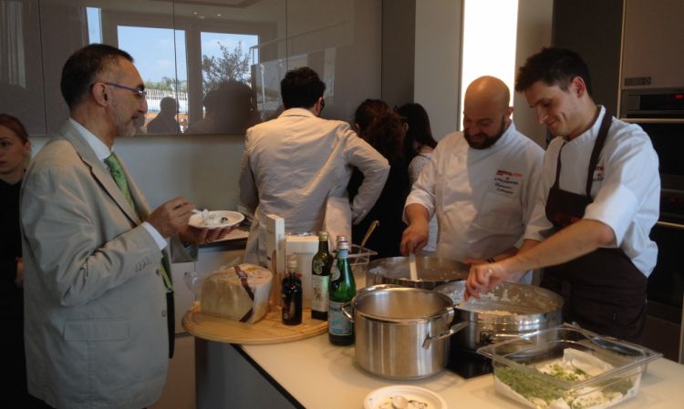 Schingaro ai tempi di Identità Expo: qui cucina con Gabriele Boffa, a sua volta nello steff, e a sua volta premiato oggi con la prima stella, come chef del team di Enrico Bartolini alla Locanda del Sant’Uffizio a Cioccaro di Penango (Asti)
