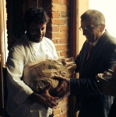 Battisti hands Eugenio Pol’s bread to Bras