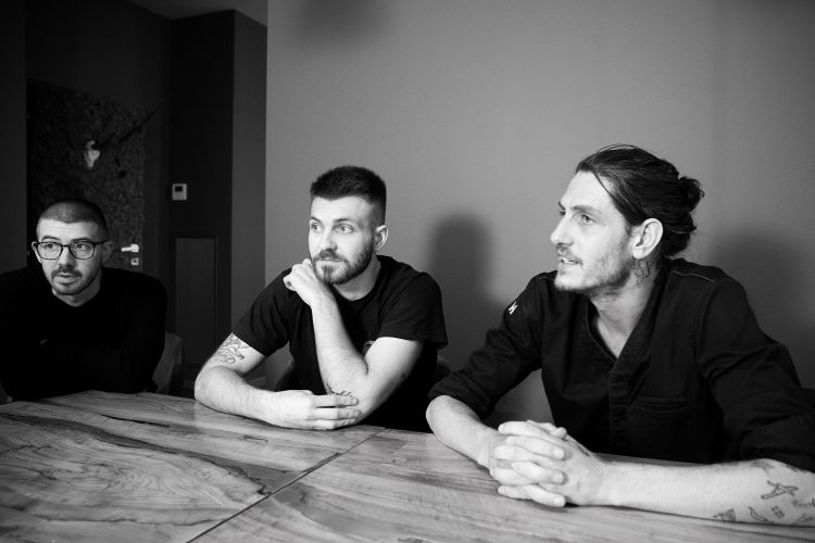 Riccardo Vergine, Matteo Vergine e Michael van der Kroft. Dice Matteo Vergine: «Le due cucine non si conoscono, quindi c’è bisogno di un confronto innanzitutto, che è possibile solo se di fronte si hanno le materie prime. Perciò quando gli chef ospiti vengono qui, inizialmente assaggiamo gli ingredienti l’uno dell’altro, per strutturare meglio l’impostazione del menu che avevamo progettato a priori, e poi si finisce per cucinare tutto il giorno, spiegandosi a vicenda ogni dettaglio delle preparazioni». Prima ancora c’è un taste reciproco anche delle brigate, ovvero una giornata passata insieme, magari per portare il team ospite a raccontarsi davanti a una pizza, collante fondamentale. E la magia in effetti avviene, perché durante il servizio di ogni appuntamento firmato Fire Soul, sembra che ci sia un’unica figura a timonare le brigate, diretta da una sinergia che scorre su passaggi freestyle

