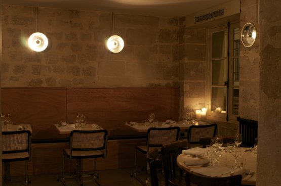 Uno scorcio della salle à manger di Heimat, un luogo isolato nella pietra e la penombra, evocativo del sentimento di “ritorno alle origini” della casa
