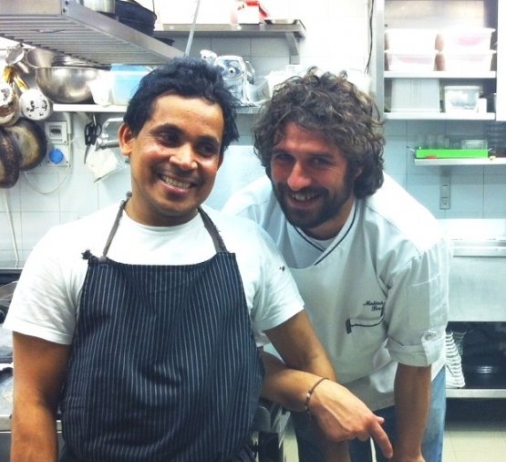 A destra, Matias Perdomo in cucina con Sumudu detto "Fernando"