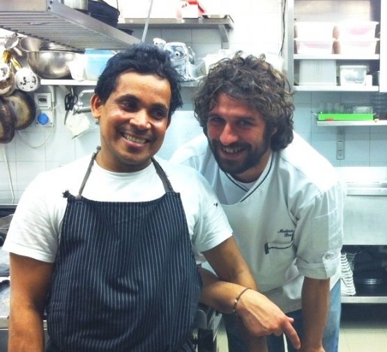 A destra, Matias Perdomo in cucina con Sumudu detto "Fernando"
