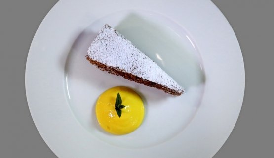 Torta di nocciole di Alba "Relanghe" con zabaglione freddo al Moscato d’Asti dei Vignaioli di Santo Stefano