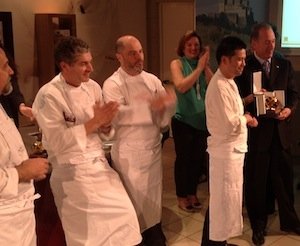 Il vincitore Yoshi Yamada, premiato applaudito dagli altri 3 finalisti del Pasta World Championship (foto Aldo Palaoro)