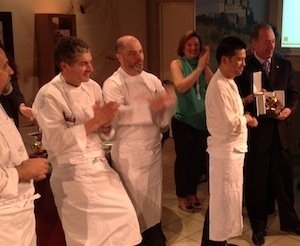 Il vincitore Yoshi Yamada, premiato applaudito dagli altri 3 finalisti del Pasta World Championship (foto Aldo Palaoro)