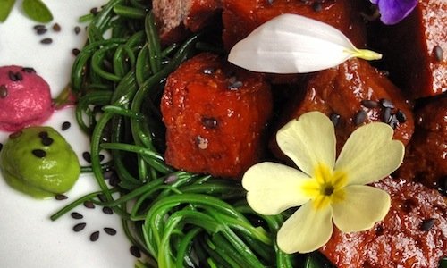 Dettaglio del Seitan in agrodolce con agretti e s