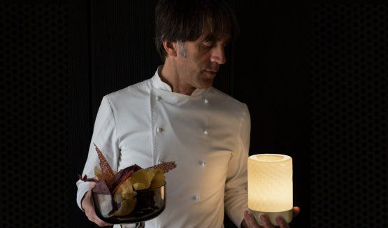 Davide Oldani con una delle lampade della linea Bontà che ha disegnato per Artemide