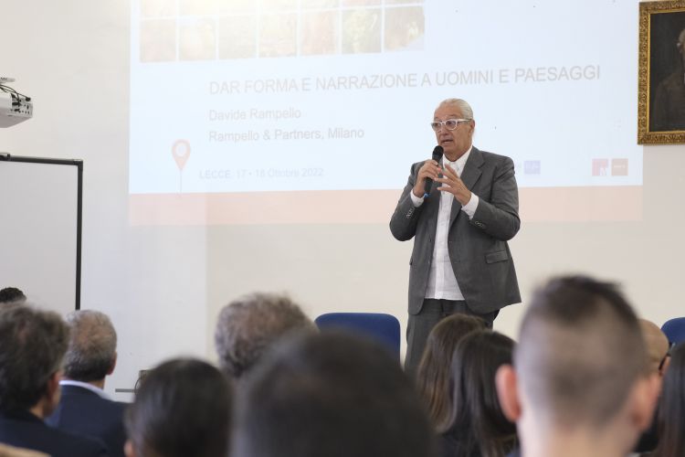 Davide Rampello nel corso della sua lezione
