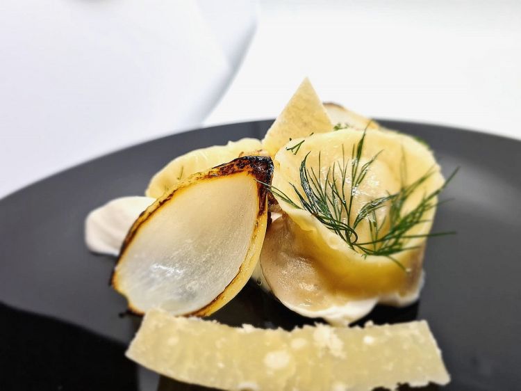 Parmigiano Reggiano 40 mesi, pelmeni e cipolle, del ristorante Bk in Francia
