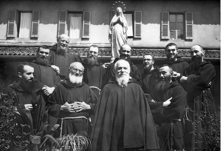 Fra Cecilio circondato dai suoi confratelli
