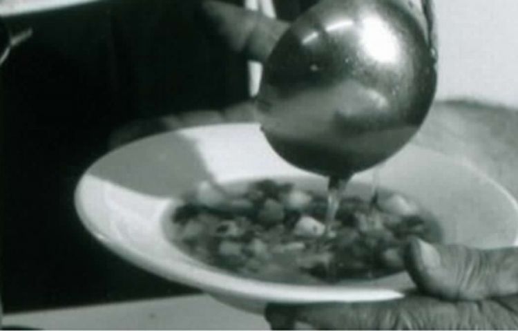 Il piatto di minestra calda che Fra Cecilio donava ai bisognosi nel secondo dopoguerra
