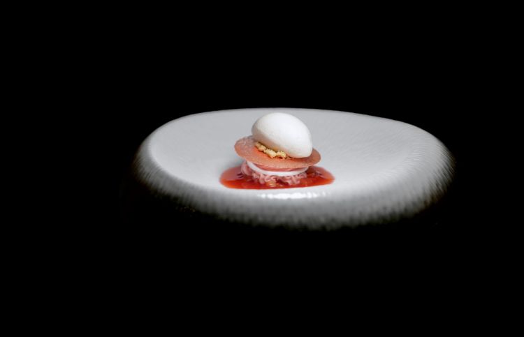 Fragola, rabarbaro, panna e vaniglia: battuta fresca di fragola e rabarbaro, cremoso di rabarbaro, meringa alla fragola, cialda croccante al rabarbaro, coulis di fragola e gelato panna e vaniglia