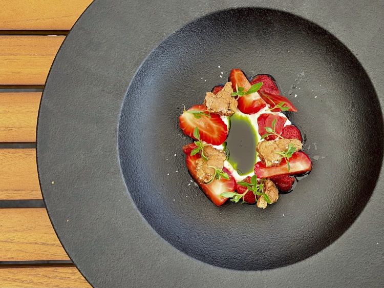 Fragole, yogurt, cioccolato bianco e basilico: fragoline di Maccarese sia macerate che fresche, lo yogurt di Ammano, poi olio al basilico e crumble di cioccolato bianco e sale Maldon