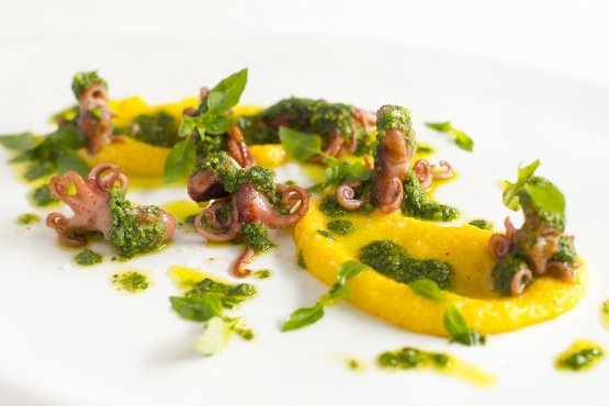 Fragoline di mare al verde con polenta: uno dei piatti storici dei Cerea, scelto come simbolo del cinquantenario (foto Fabrizio Pato Donati)
