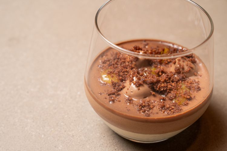 Cioccolato speziato, gianduia e agrumi di Francesco Boccia: dessert al bicchiere con mousse al cioccolato, gelatina di agrumi, mousse al mascarpone e vaniglia, cremoso al gianduia con pasta di nocciole, marmellata di arance amare, pan di Spagna al cioccolato, crumble al cioccolato
