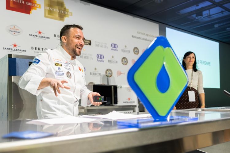 Francesco Capece sul palco di Identit&agrave; di Pizza presentato da Marialuisa Iannuzzi
