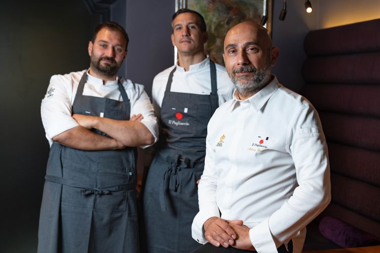 Anthony Genovese con lo chef de cuisine Francesco Di Lorenzo e il sous chef Giulio Zoli. Foto Aromi.Group

 
