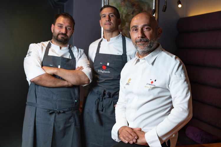 Anthony Genovese con lo chef de cuisine Francesco Di Lorenzo e il sous chef Giulio Zoli. Foto Aromi.Group

 
