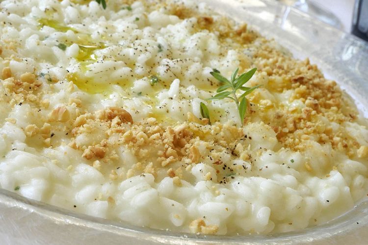 Risotto all’aglio arsino, provola e nocciole è 