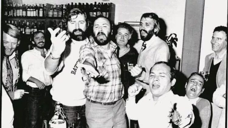 Una foto storica: in primo piano Francesco Guccini con Carlo Petrini (sulla sinistra ci sono anche Bonvi e Roberto Vecchioni)