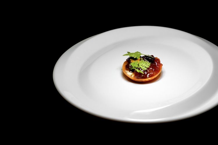 Tartelletta con gel di estrazione di cipolla, scalogno e yuzu ponzu
