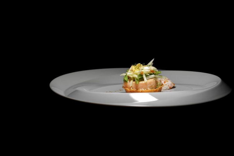 Trota glassata all'aceto di finocchio, rafano, fagiolini, finocchi, senape, condimento alle mandorle e uova di pesce (trota e luccio). Alla base una cialda croccante