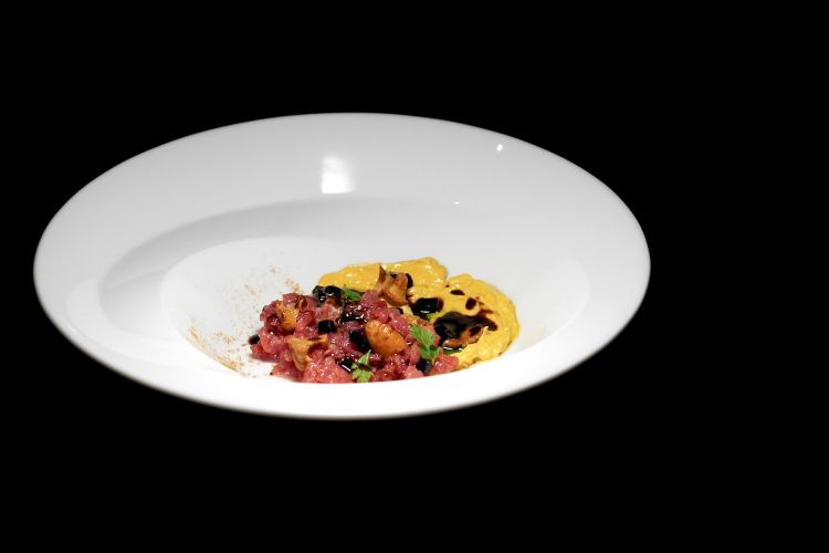 Tartare di fassona, estrazione di champignons, maionese al foie gras, fusettes. «È il piatto che ci rappresenta di più». La maionese è senza uova. Le fusettes? Una pasta brick molto sottile, arrotolata, croccante
