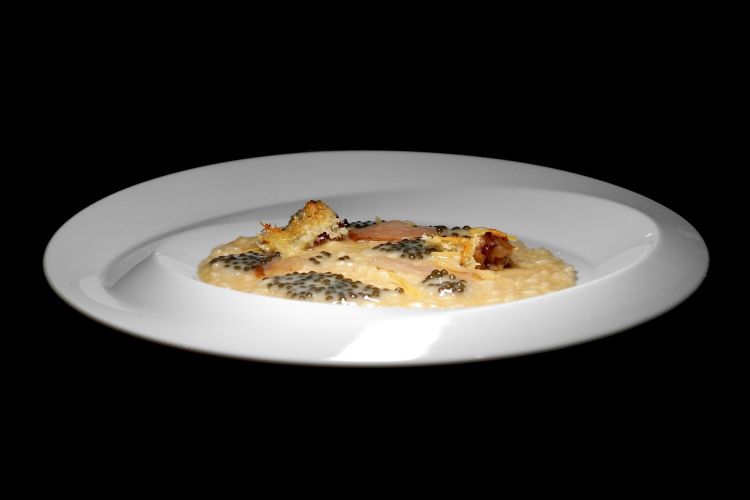 Risotto, estrazione di prosciutto crudo, caviale Oscietra, scorze di limone, acqua di pomodoro, midollo gratinato al Parmigiano Reggiano. Piatto signature del Fre: un Carnaroli di Riserva San Massimo cotto in estrazione di prosciutto