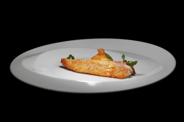 Triglia lardellata, finferli e albicocche confit, burro alla verbena, fumetto di pesce con albicocche disidratate