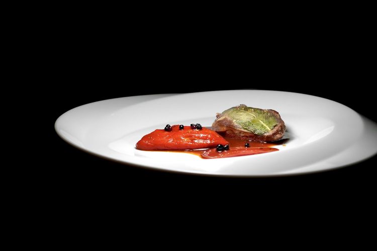 Piccione arrosto profumato alla salvia, jus al mosto d'uva, peperone ripieno. Il petto leggermente affumicato va in padella impanato. Il filetto rimane nature. Nel peperone, le interiora del piccione. Poi lo jus di piccione, con peperone e mosto d'uva, più il sambuco