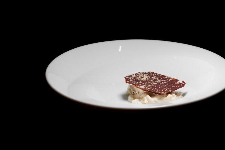 Nocciola: estrazione di nocciole piemontesi e latte in gel, cremoso di cioccolato caldo-freddo, cardamomo, limone