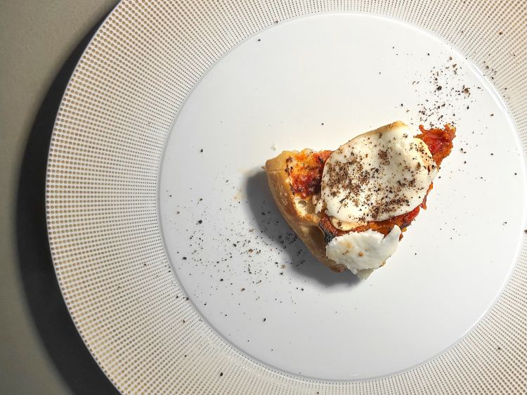 Francesco Martucci: Finta provola e pepe (crema di pomodoro riccio arrosto, provola dei Monti, pomodoro del piennolo saltato, chips di pomodoro san marzano, confettura di pomodoro corbarino, mousse di finto ragù di san marzano Dop, pepe di Cubebe e pepe di Sichuan)