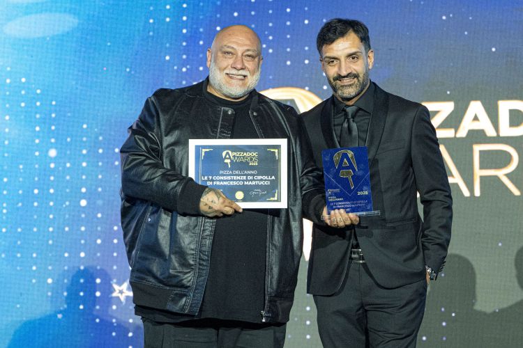 Francesco Martucci riceve i premi Pizzeria dell
