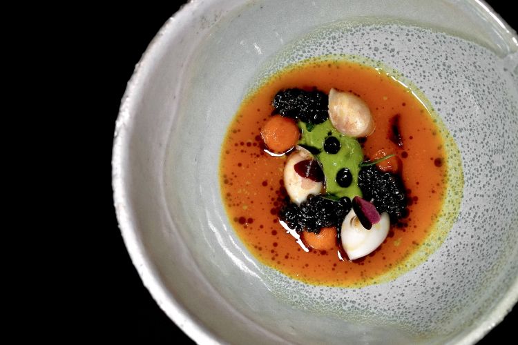 Uno dei piatti che valgono il viaggio, sorta di summa dei bocconi precedenti: Gnocco di cannolicchio. Si tratta di gnocchi 100% di cannolicchi con farcia di sauté di cannolicchi, emulsione di cannolicchi e plancton, sfere di zucca cotte in burro nocciola, caviale, brodo 100% di zucca (una parte fermentata, una ossidata, una fresca)