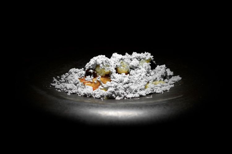 Ormai un classico di Sodano, del 2017, ossia Porro tra fumo e cenere: emulsione di cipollotto, porro cotto sotto cenere, mostarda di Digione, miso di limoni di Sorrento, crema di aglio nero, cenere di cipollotto