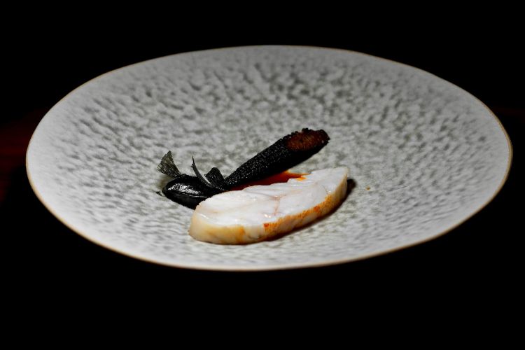 Rombo, mole negro, pannocchia ossidata. Il rombo - da 10 chili - viene frollato per 22 giorni ed accompagnato da mole negro, mais ossidato, fondo di ristretto di zuppa di pesce e lamine di lingotto di caviale
