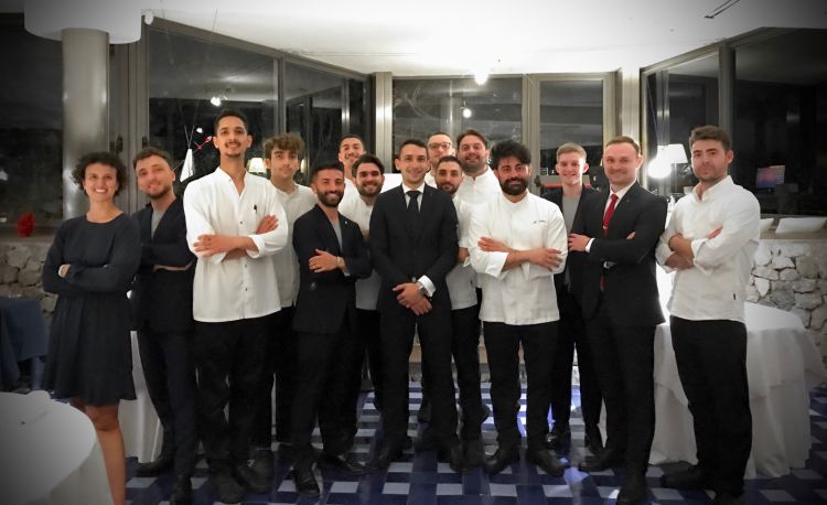 Lo staff del Faro di Capo d'Orso. Da sinistra Olga De Vivo, Pasquale Sannino, Joshua Acquaviva (junior sous chef), Luigi Bianco, Salvatore Guardascione, Marco Chierchia, Antonio Falco (restaurant manager), Attilio Campetella, Salvatore Sodano (sous chef e pastry, nonché fratello di Francesco), Francesco Sodano, Fabio Di Biase, Antonio Cannoniero (sommelier), Nicolò Raduazzo. Foto Tanio Liotta
