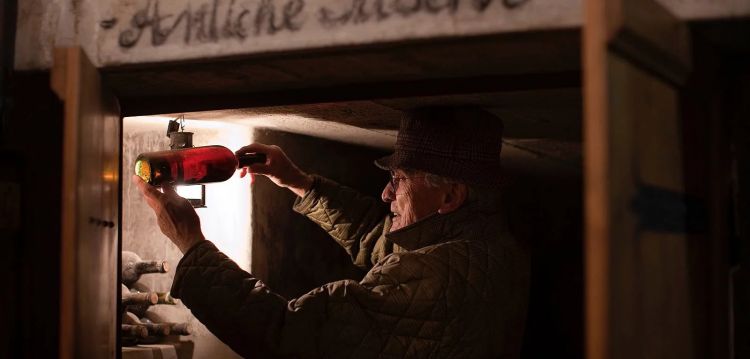 Una immagine storica: Franco Biondi Santi con una bottiglia di Riserva del 1888