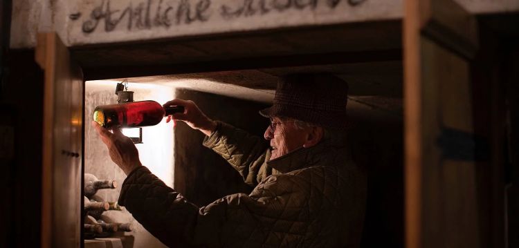 Una immagine storica: Franco Biondi Santi con una bottiglia di Riserva del 1888
