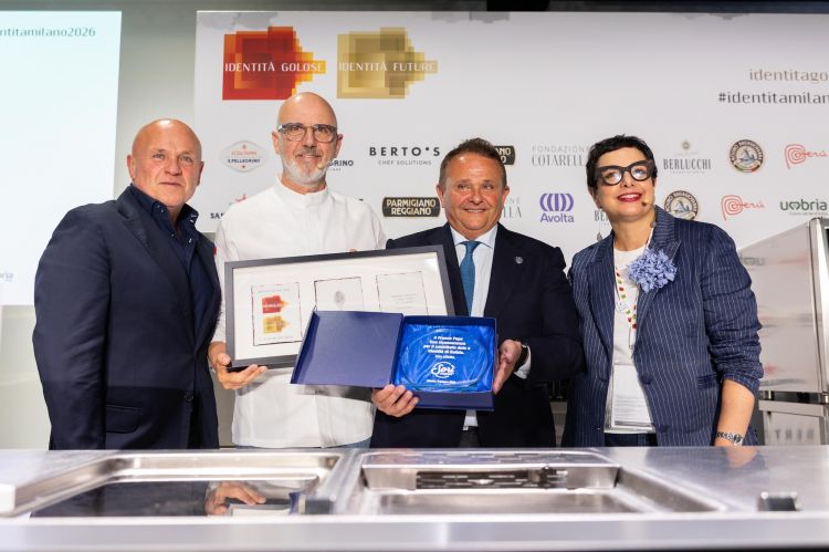 Foto finale di Franco Pepe con Francesca Barberini e i titolari di Sorì