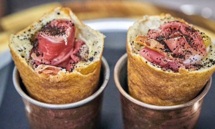 AnaNascosta (cono fritto con fonduta di Grana Padano Dop 12 mesi, prosciutto crudo, ananas e polvere di liquirizia)