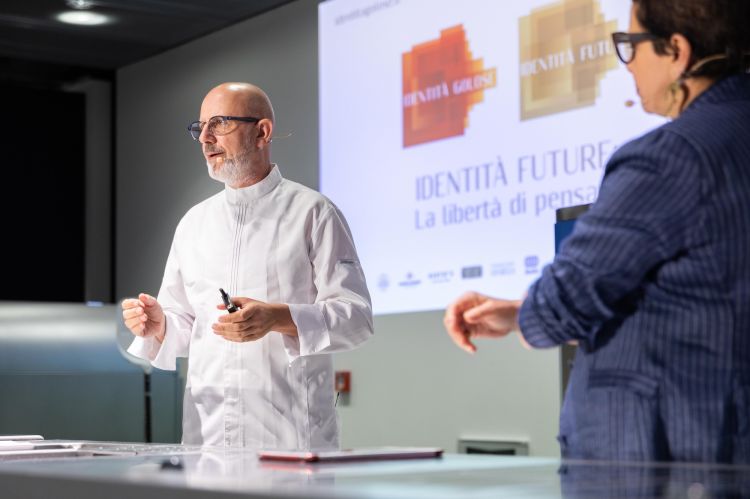 Franco Pepe sul palco di Identità di Bufala
