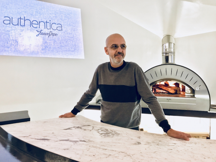 Franco Pepe davanti al forno di Authentica a Caiazzo in provincia di Caserta
