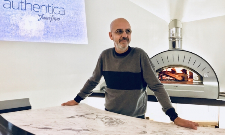 Franco Pepe davanti al forno a legna di Authentica, una pizzeria nella pizzeria madre, Pepe in grani a Caiazzo nel Casertano
