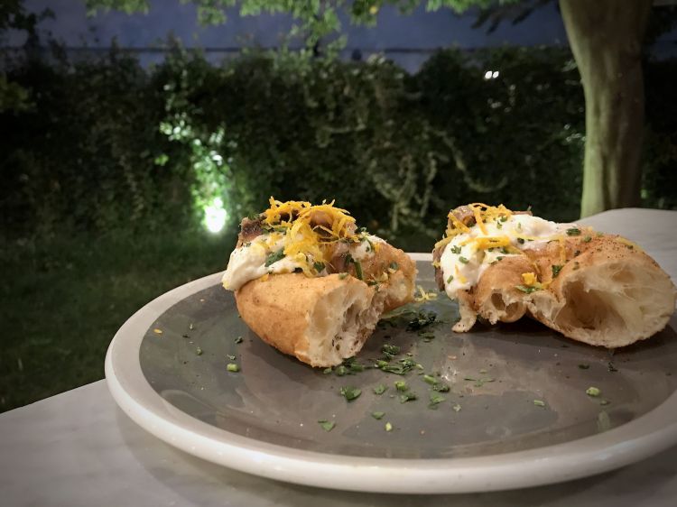 La pizza Acciugrana: trancio fritto, Grana Padano 12 mesi, acciughe di Cetara, prezzemolo, peperoncino, zest d'arancia e limone