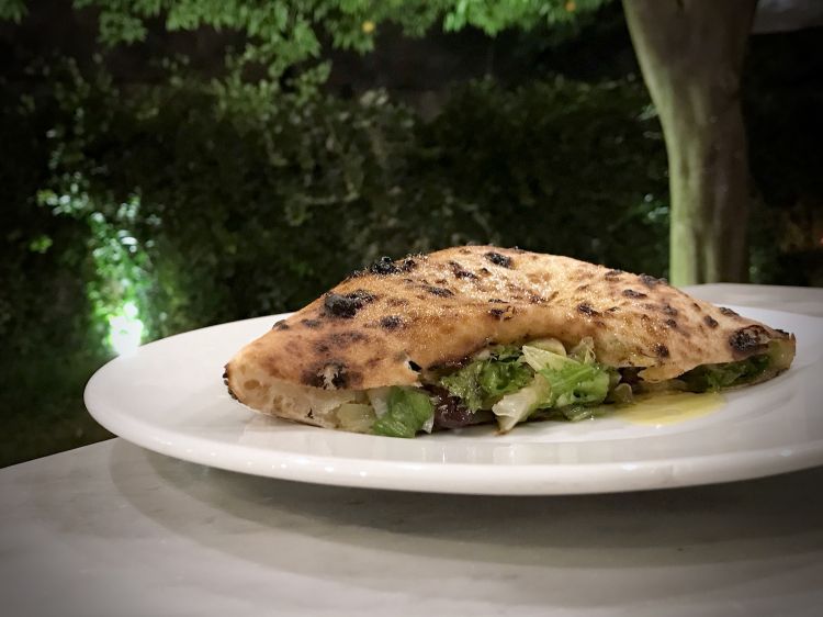 Calzone con scarola riccia aggiunta a crudo, capperi, olive caiazzane, alici della costiera